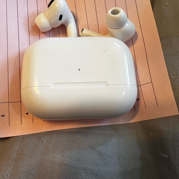 apple airpods pro 1st gen with magsafe charging case - Picture 5 of 6